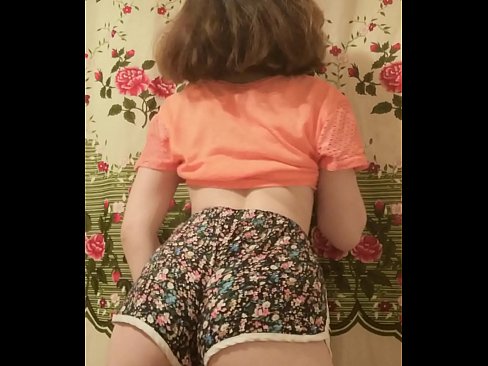 ❤️ Giovane pupa sexy fa uno striptease riprendendo i suoi pantaloncini alla telecamera ️❌ Video di sesso al it.passionateembracespotlight.ru ❌❤