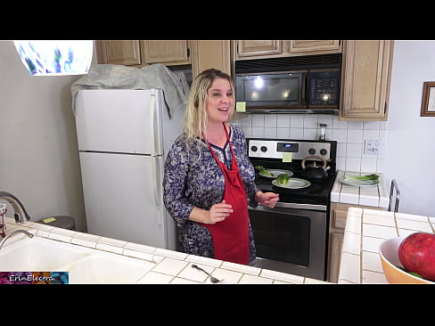 ❤️ Matrigna che lo munge in cucina prima del suo appuntamento ️❌ Video di sesso al it.passionateembracespotlight.ru ❌❤